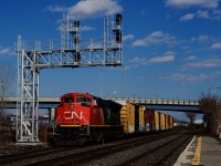 CN 369 has CN 8913 up front and CN 2673 mid-train as it heads west through Dorval.