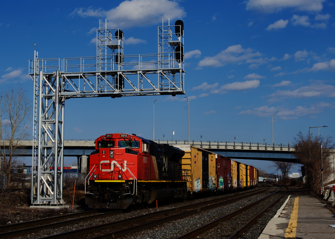 CN 369 has CN 8913 up front and CN 2673 mid-train as it heads west through Dorval.