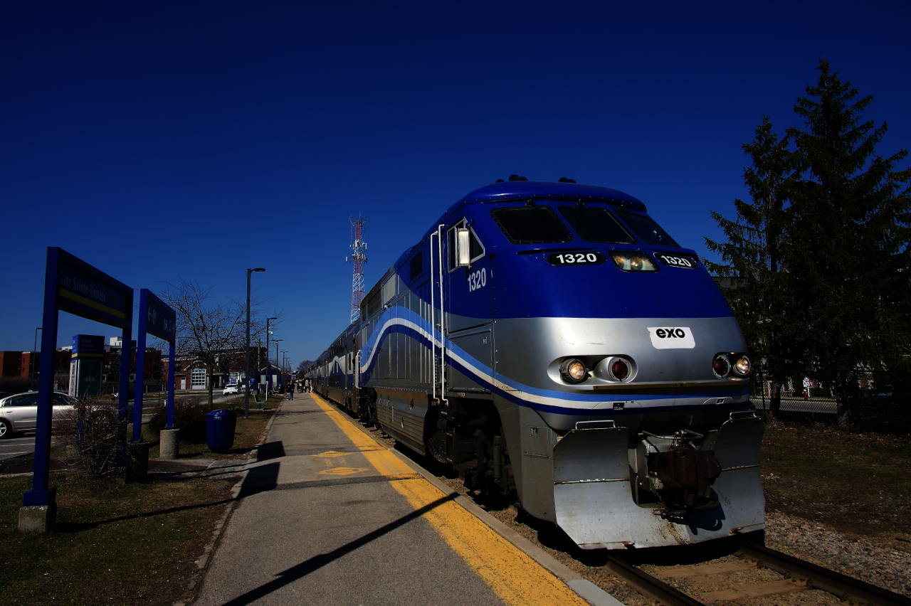 Class leader AMT 1320 is in charge as EXO 202 boards passengers at Sainte-Thérèse Station on a Saturday morning. The Saint-Jérôme line features weekend service, but only as far as De la Concorde Station in Laval (where commuters can transfer to the Metro). The only other EXO line to have weekend service (and a limited frequency at that) is the Vaudreuil-Hudson line.