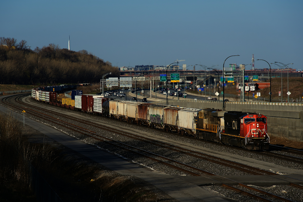 CN 5721 & ex-CREX CN 3953 lead a long CN 401 as it approaches Turcot Ouest.