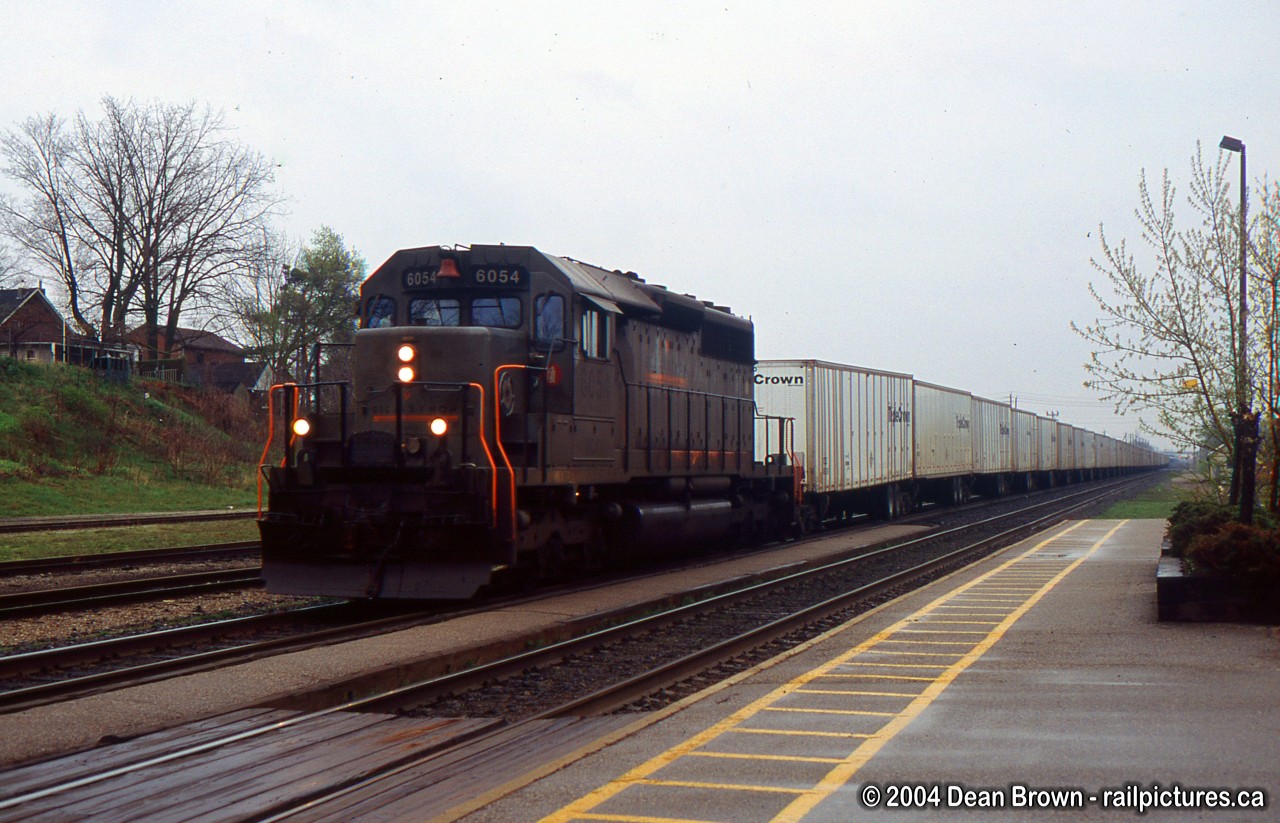 On a gray dull afternoon, CN Q145 with GECX 6054 leads the Triple Crown Roadrailer through Woodstock.