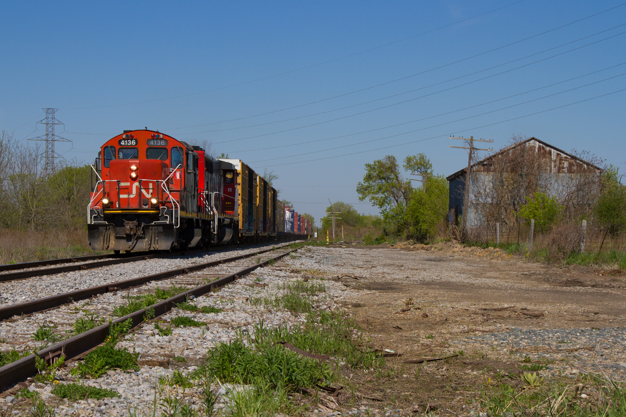 L58031 17 heads south on the Hagersville Sub with a fair train in tow for industries further south along the line. Pre hood swapped 4136 is in charge today as they make the trek towards Caledonia