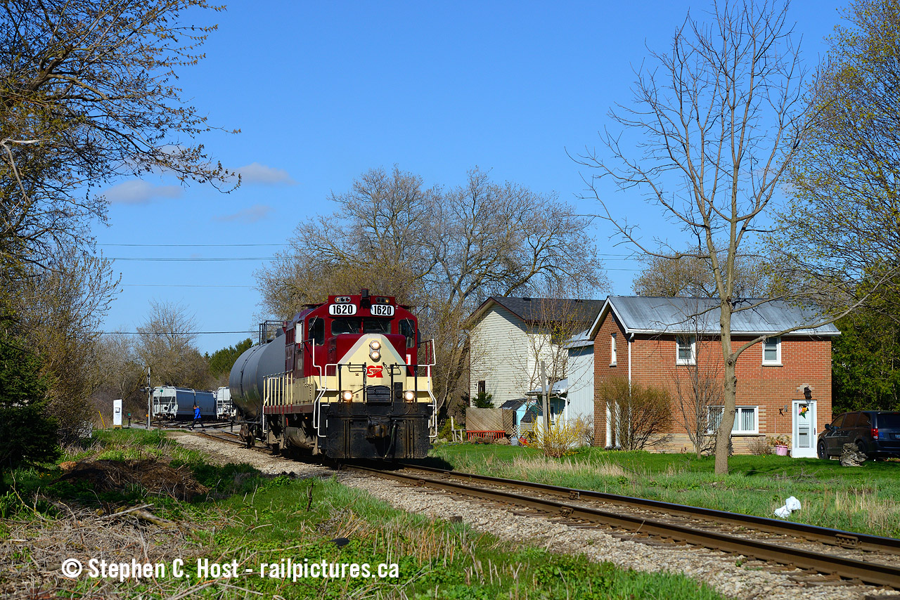 OSR's 1430 Job two from Guelph Junction has arrived in Guelph and is heading to turn on the wye before working PDI Elizabeth St and PDI Liquids. There's some neat spots in Guelph that are very close to tracks with the railway essentially in their yards.