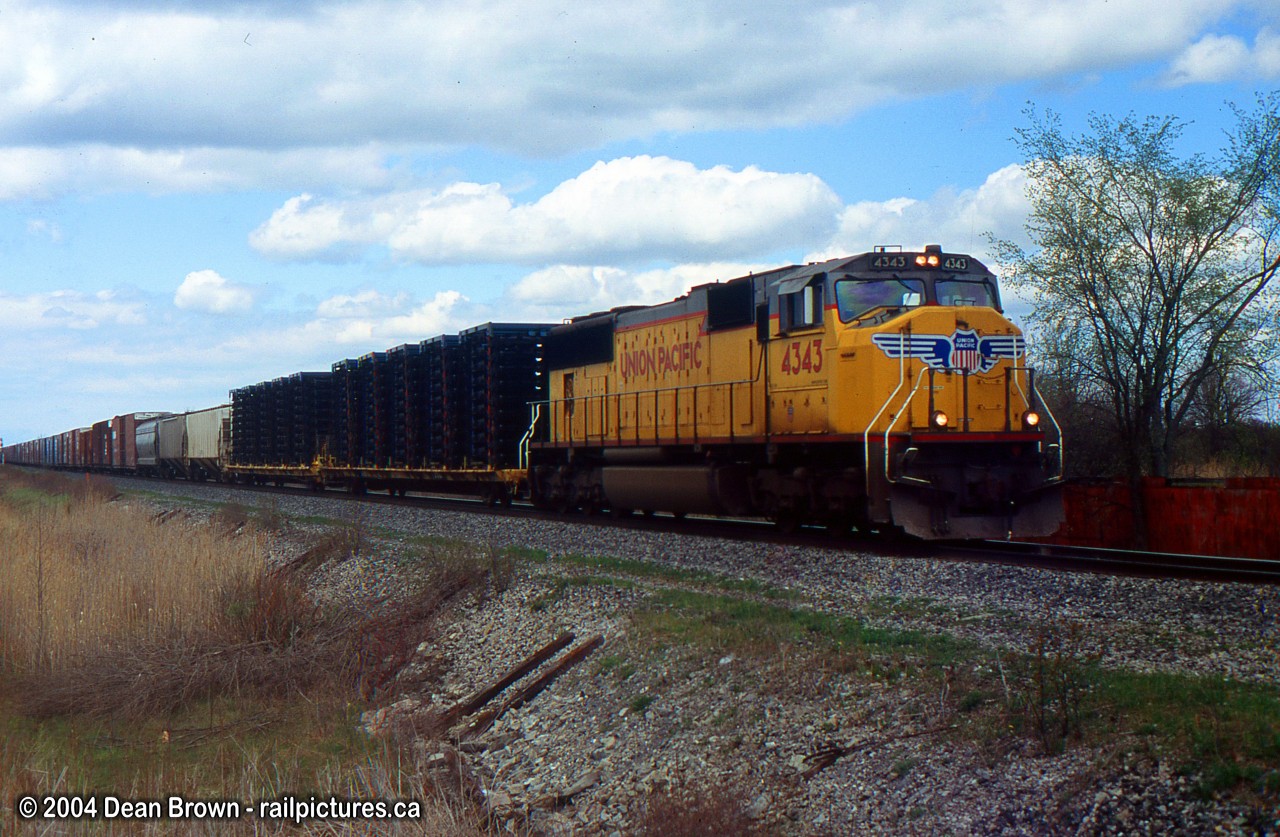 NS 328 with single UP 4343 through Netherby at Mile 16.34 on the CN Stamford Sub bound for Buffalo.