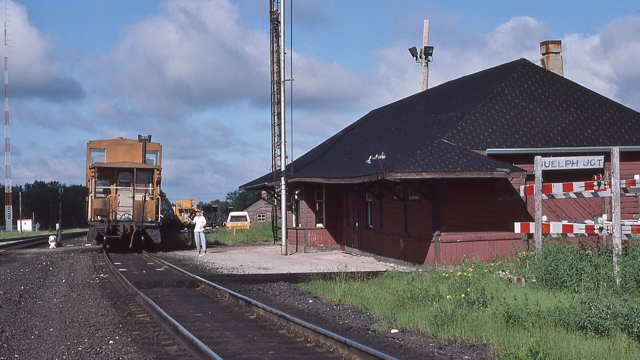 Days numbered….effective July 1986 CP Rail was eliminating the Operators' position at Guelph Junction... 


Conductor aboard CP Rail van #434406 receives train orders from RailPic's favourite CP Rail Operator 


At train order office signal G U, June 8, 1986 Kodachrome by S.Danko 
 

       head end  


sdfourty