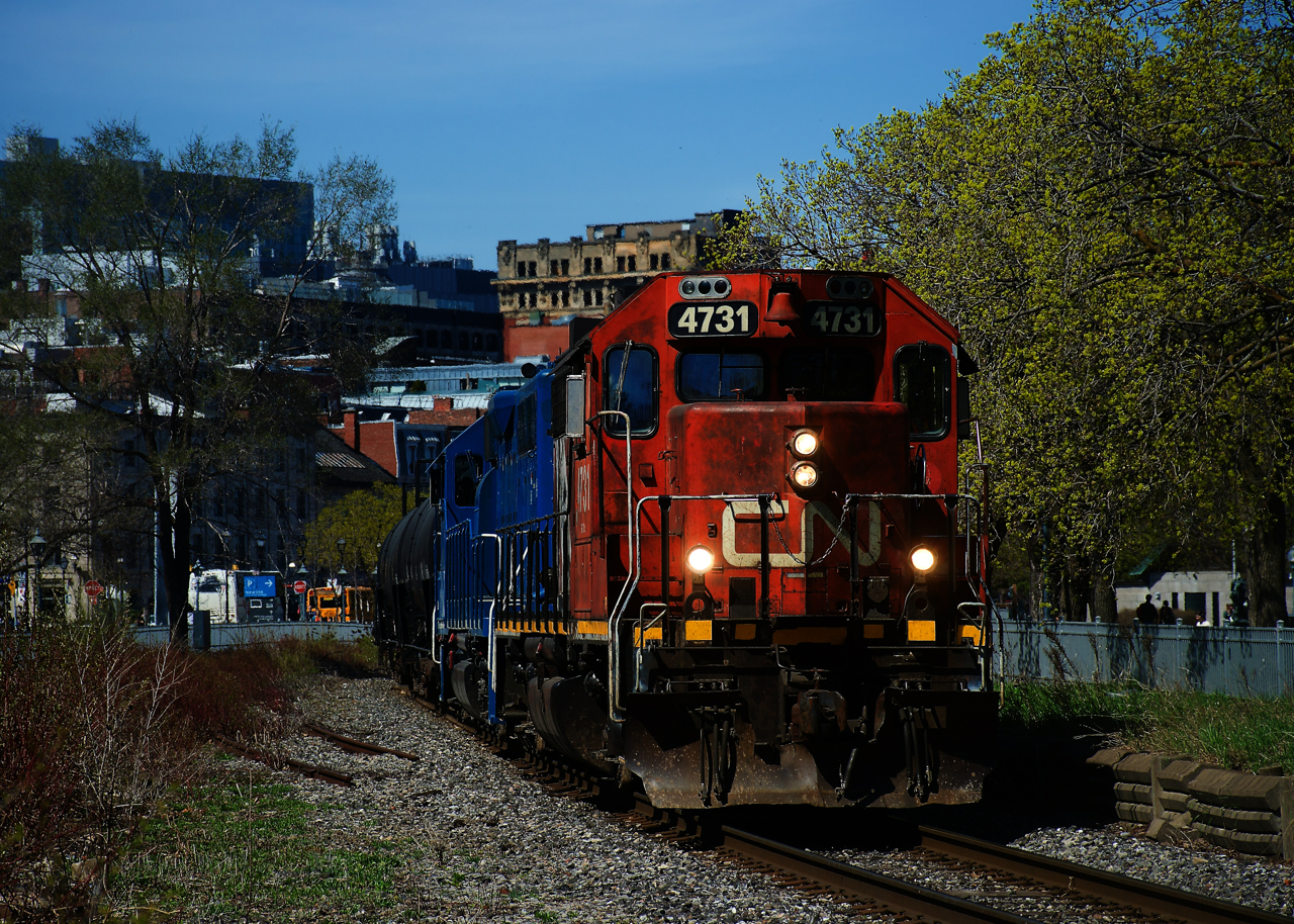 CN 4731 & CN 4904 are leaving the Port of Montreal with a short train.