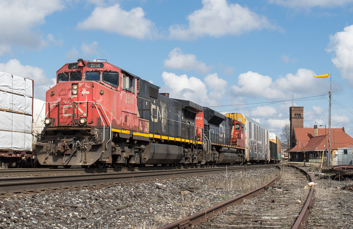 CN 435 is stopped at Brantford awaiting its conductor to walk to the head end to make the cut for them to begin their work.  Leading was a ratty C44-9LW.