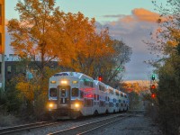 On October 25, 2022, train 187 (Lucien-L'Allier 5:10 p.m. - Saint-Jérôme 6:36 p.m.) is made up of a 6-car bi-level trainset as well as an F59PH. We see him here making a stop at the Parc station, on the subdivision of the same name.