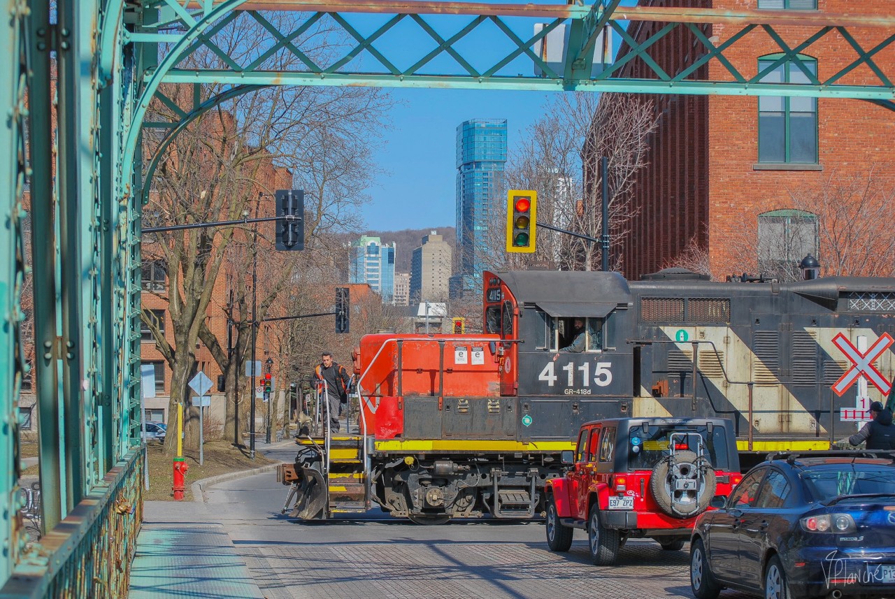 On April 10, 2023, I was surprised to photograph, for the first time, the CN 500 on the East Canal bank spur, which serves the Ardent Mills.