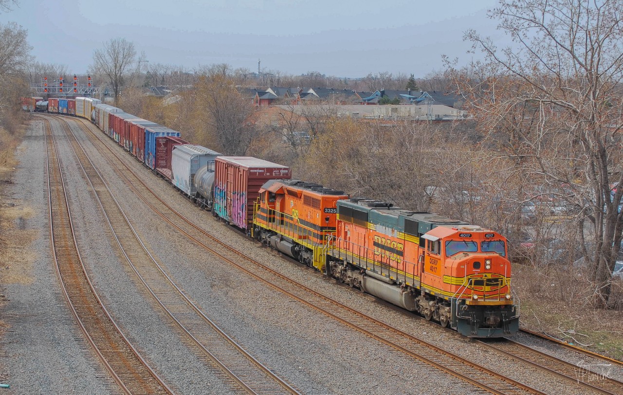 On April 21, 2023, QG 502 (CPKC St-Luc yard transfer) passed mileage 5 of the Parc Subdivision with an SD70MAC in the lead. Recently acquired by the company, they were used to pull grain trains (the CPKC refusing to lend its locomotives), to finally replace the SD40s on the majority of daily trains.