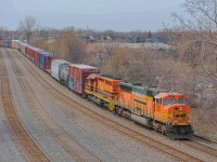 On April 21, 2023, QG 502 (CPKC St-Luc yard transfer) passed mileage 5 of the Parc Subdivision with an SD70MAC in the lead. Recently acquired by the company, they were used to pull grain trains (the CPKC refusing to lend its locomotives), to finally replace the SD40s on the majority of daily trains.