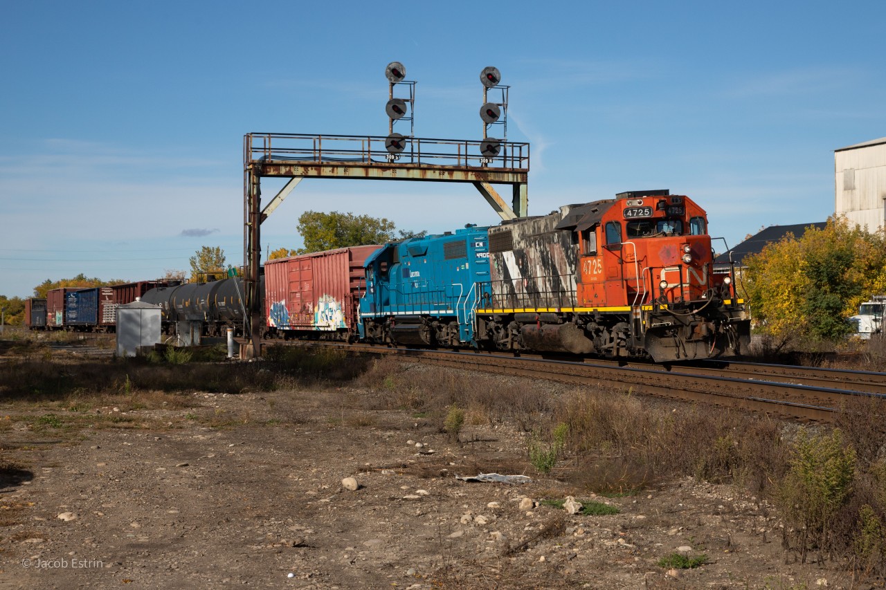 CN L581 throttles up as it departs Paris Junction Eastbound heading back to Brantford with CN 4725 in the lead.