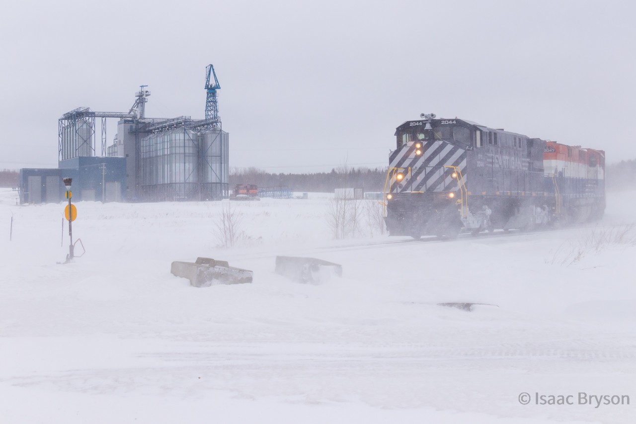 Let it snow! March break means a family road trip, which means finding trains in unfamiliar territory. I've had my eye on the Sartigan Alcos ever since OSR sold them and I jumped on my opportunity to chase. Here, M420W pair 2044 and 2047 pull 2 cars out of the Aliments Breton grain elevator, just outside Scott QC. The snow falling & wind blowing across the Quebec countryside help spice up the image (and help usher me back to the warm of my car).