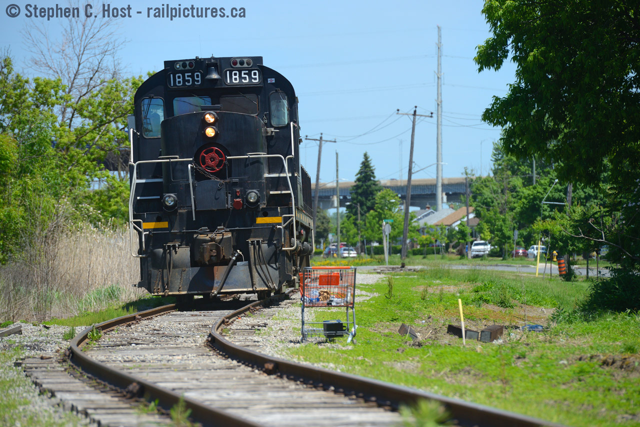 Only the best in St. Catharines. The best track, where the train can rock 'n roll side to side and lots of scrap metal lying all over the place. Such is the scene on the former NS&T Lakeshore spur near Canadian Erectors.