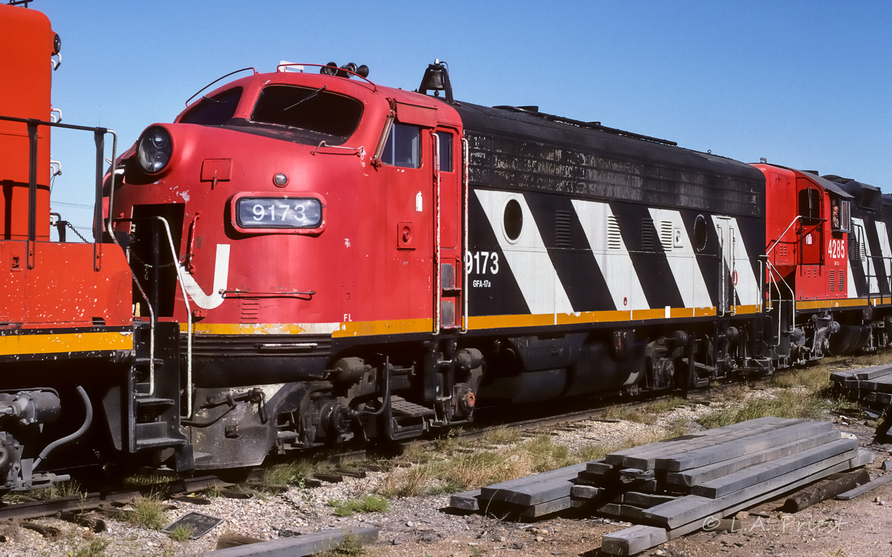 The engineer is keeping his eye on the headend brakeman as they spot hoppers at the Redwater elevators. That will be the 4232 to the left. It is just after 11:00 and it was another beautiful Fall day. A few days after this, the 9173 will lead the 5513, bringing loaded hoppers home in the evening.
