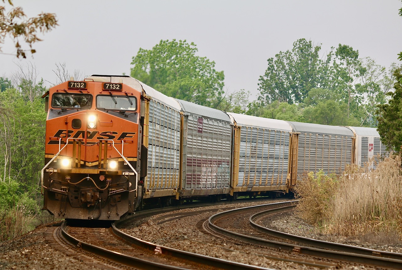 I can’t remember the last time I heard train 734 old 234 having DPU. This day it was in the form of CN 2332. Up front was BNSF GEVO 7132. Somewhat common these days for foreign power on CP but still worth leaving the house. The last few days the smell of a big campfire and overcast yellow colour in the sky thanks to the forest fires burning around the country eliminate any chance of a deep blue sky in any photos. Here 734 leans into the curve at Streetsville with the GO station out of sight behind.