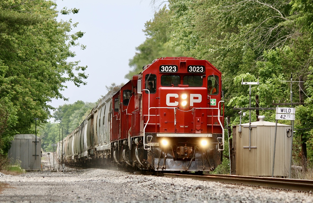 With train H88’s scheduled adjusted lately it is now possible to catch it at Guelph Junction in the late morning. After being lit for an hour and a half the train is finally seen storming past the “wild” detector at mile 42.7 at track speed. I have to admit those three GP38’s sounded great at full throttle.