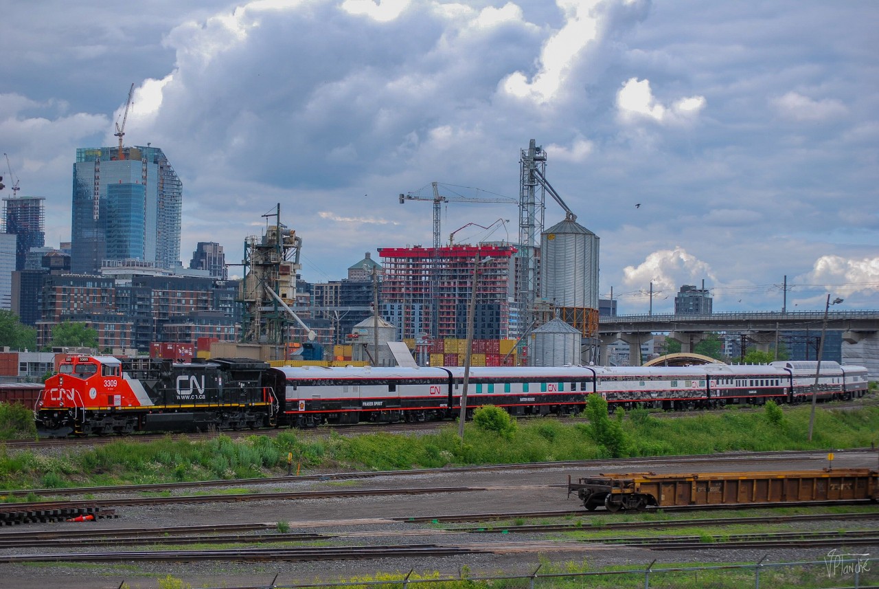 On June 9, 2023, the CN P624 passes through the wye which leads to Central Station. He dropped off senior executives there and is now driving empty towards Taschereau Yard where he will wait to leave.