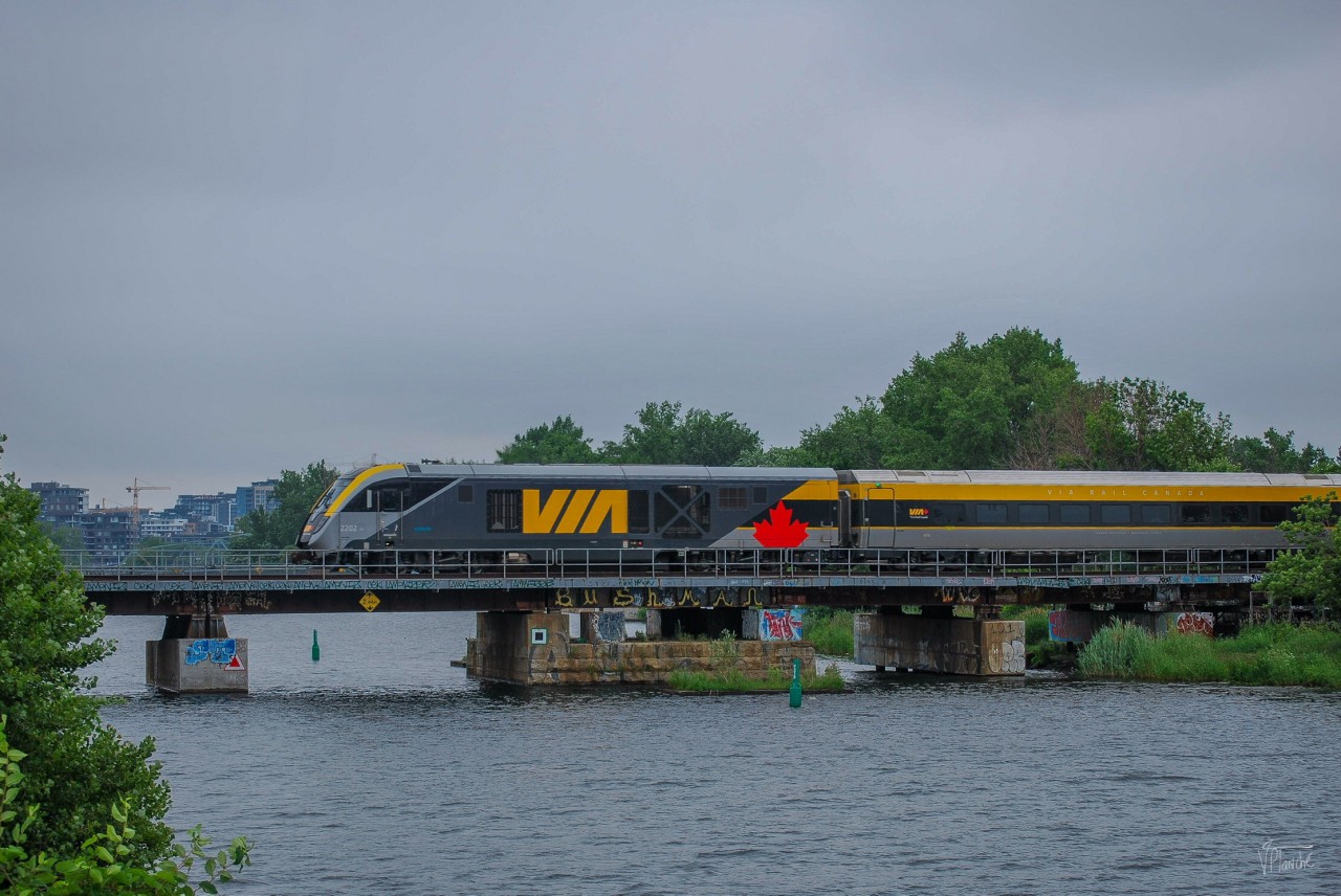On June 28, 2023, VIA 28 from Ottawa to Quebec City is made up of a recently delivered Siemens trainset. The locomotive, located at the end of the train, is numbered SIIX 2202.
