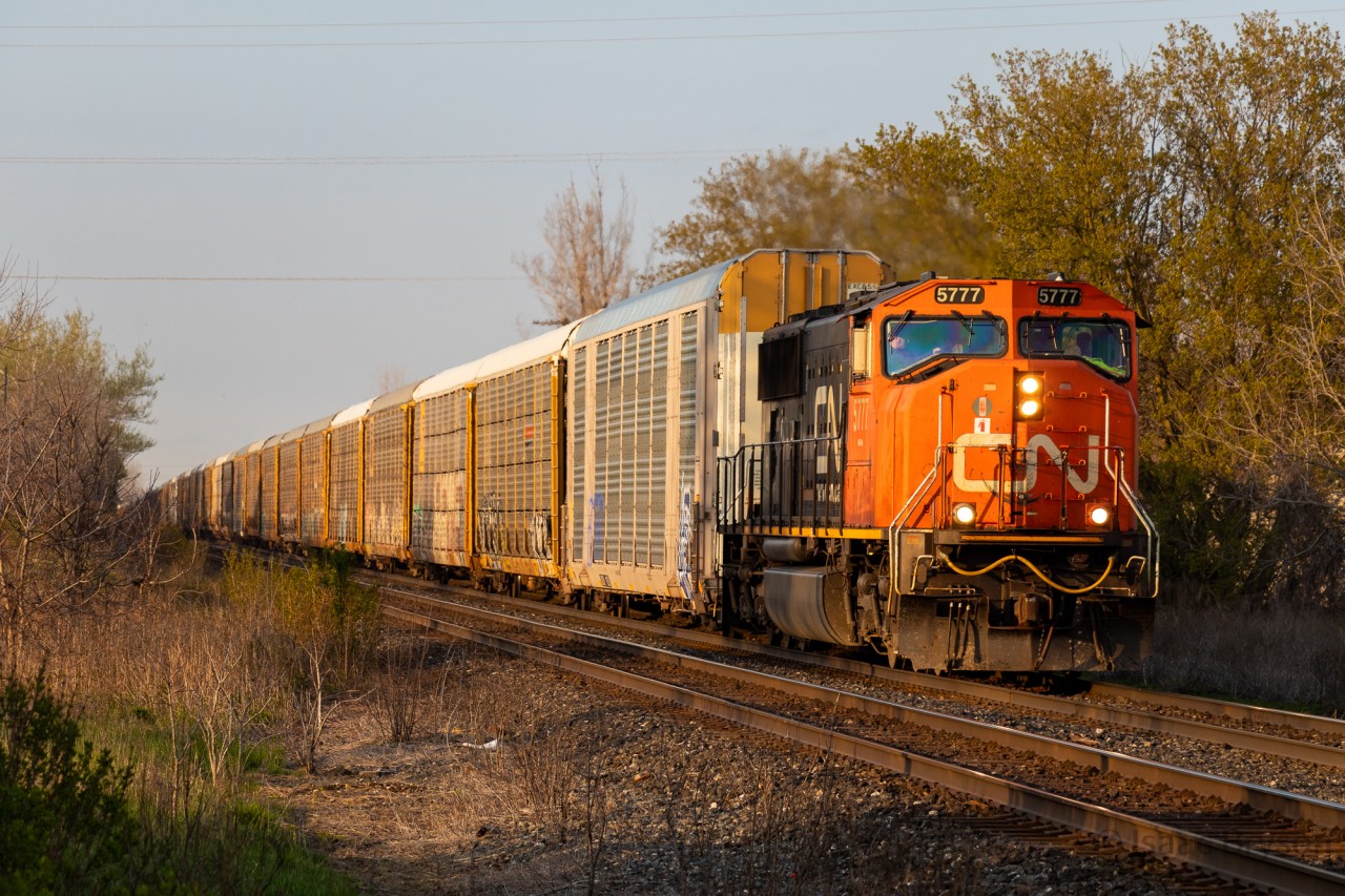 CN 271 rolls through Ingersoll ON westbound in some very nice light with a one-unit wonder: CN 5777. The SD75I cab is my favourite "modern" widecab, with the teardrop windows and the softer nose (as in not a notch nose).