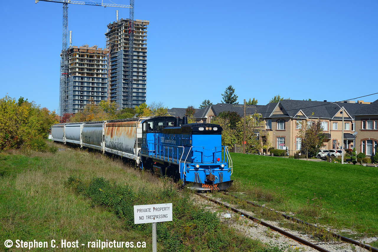 The final days of the OBRY were not all that interesting. GMTX 333 *bleah* but sometimes you just gotta go seek a few things out you may have missed. I'm standing at Queen St at the site of the CPR Brampton station, long gone, but share here by Bill Thomson, 1981 and
