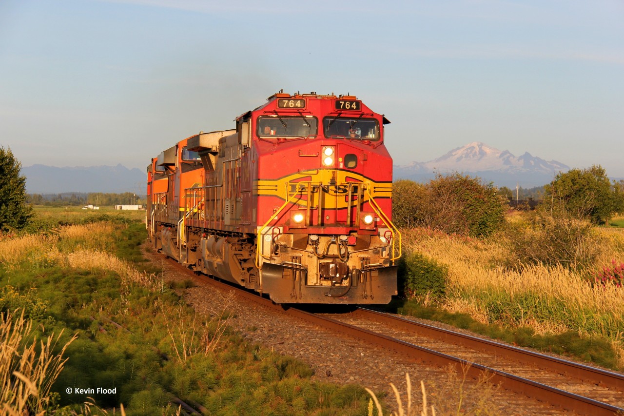 Northbound BNSF manifest H-LYDVBT1-12A (I guess not just a three-digit number!) is on its way to Thornton Yard as it approaches Colebrook Jct. in south Surrey with Mt. Baker in Washington as a backdrop. The complete power was BNSF 764-BNSF 7221-BNSF 1013-CN 8952 (the GT heritage unit). CN 8952 was being returned to CN after spending some time down in Washington, possibly horsepower hours between CN and BNSF. This train would soon meet a southbound BNSF grain train at Oliver Siding with two units up front and double tail end DPUs nose out!