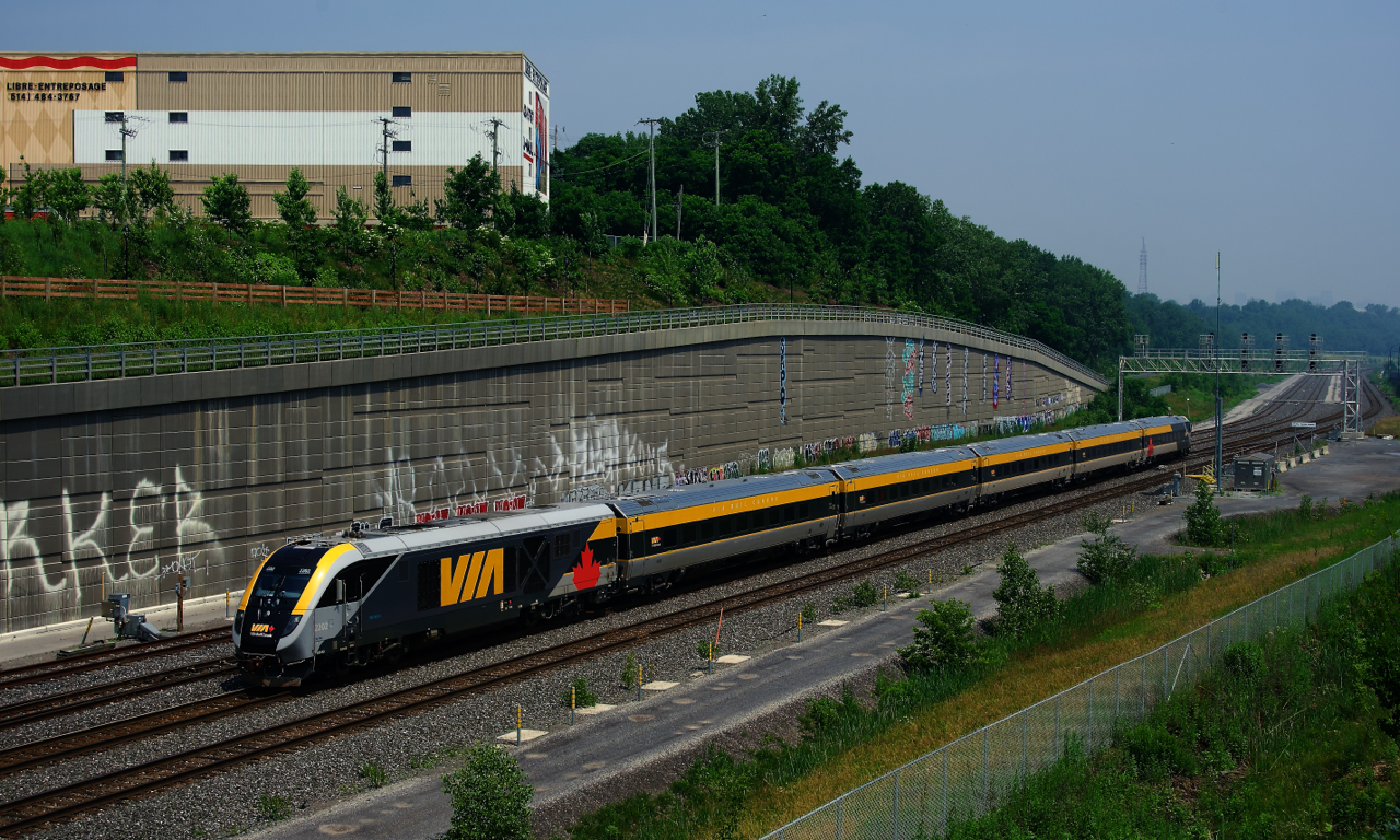 VIA 35 has a Siemens consist as it passes Turcot Ouest. The current rotation has VIA 35 using such a consist on Monday, Tuesday, Thursday and Friday.