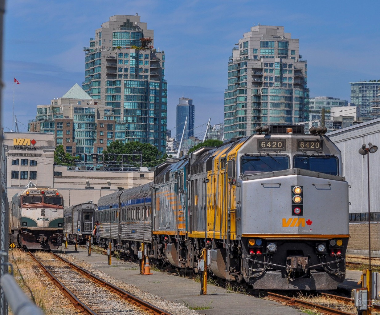 On July 12, 2023, two VIA Rail locomotives are working on a train of cars destined for the Canadian. In the background on the left, we can see the amtrak 516 which finished its journey from the state of Washington