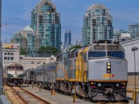 On July 12, 2023, two VIA Rail locomotives are working on a train of cars destined for the Canadian. In the background on the left, we can see the amtrak 516 which finished its journey from the state of Washington