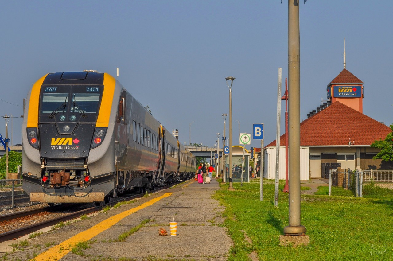 On July 17, 2023, VIA 26 arrives from Ottawa with one of the Siemens trains and is bound for Quebec.