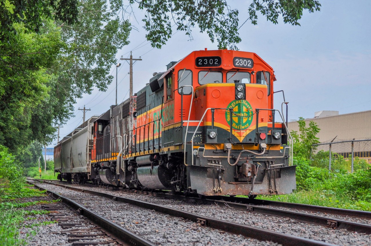 On July 18, 2023, I was strolling quietly in Pointe-Saint-Charles after going to the observatory of the same name. Scanner on, heard CN 596 (local PSC Yard) crew had broken a switch on Butler track and couldn't get back to mainline. So they decided to leave the train on track PE26, which serves the Owen Illinois industry. Quickly, I notified one of my railfan friends who lives in the neighborhood and we ran to the well-hidden siding in a park. The team left in a CN pick-up and the train stayed there all night, which allowed us to take several beautiful shots.