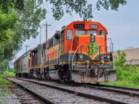 On July 18, 2023, I was strolling quietly in Pointe-Saint-Charles after going to the observatory of the same name. Scanner on, heard CN 596 (local PSC Yard) crew had broken a switch on Butler track and couldn't get back to mainline. So they decided to leave the train on track PE26, which serves the Owen Illinois industry. Quickly, I notified one of my railfan friends who lives in the neighborhood and we ran to the well-hidden siding in a park. The team left in a CN pick-up and the train stayed there all night, which allowed us to take several beautiful shots.