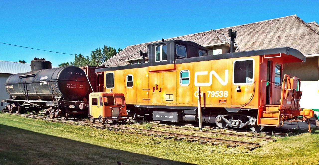 CN caboose 79538 (manufactured in 1972) and CN tank car 990887 (manufactured in 1930) outside the Kneehill Historical Museum, Three Hills, Alberta.