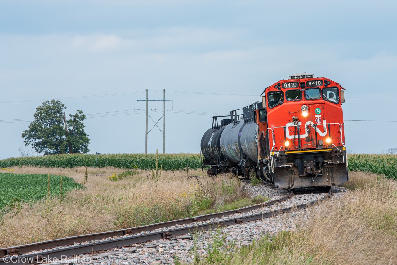 As if a scene out of the prairies. CN 589 navigates the curves of the Renfrew sub outside Ottawa while maintaining the 10mph limit.