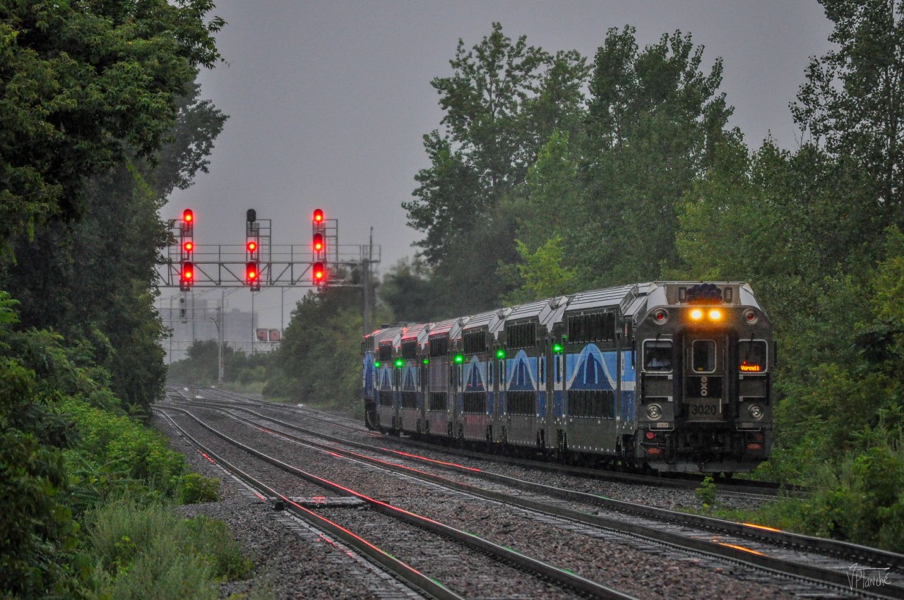 On August 10, 2023, an EXO train from the Vaudreuil line entered Vendome station in the rain.