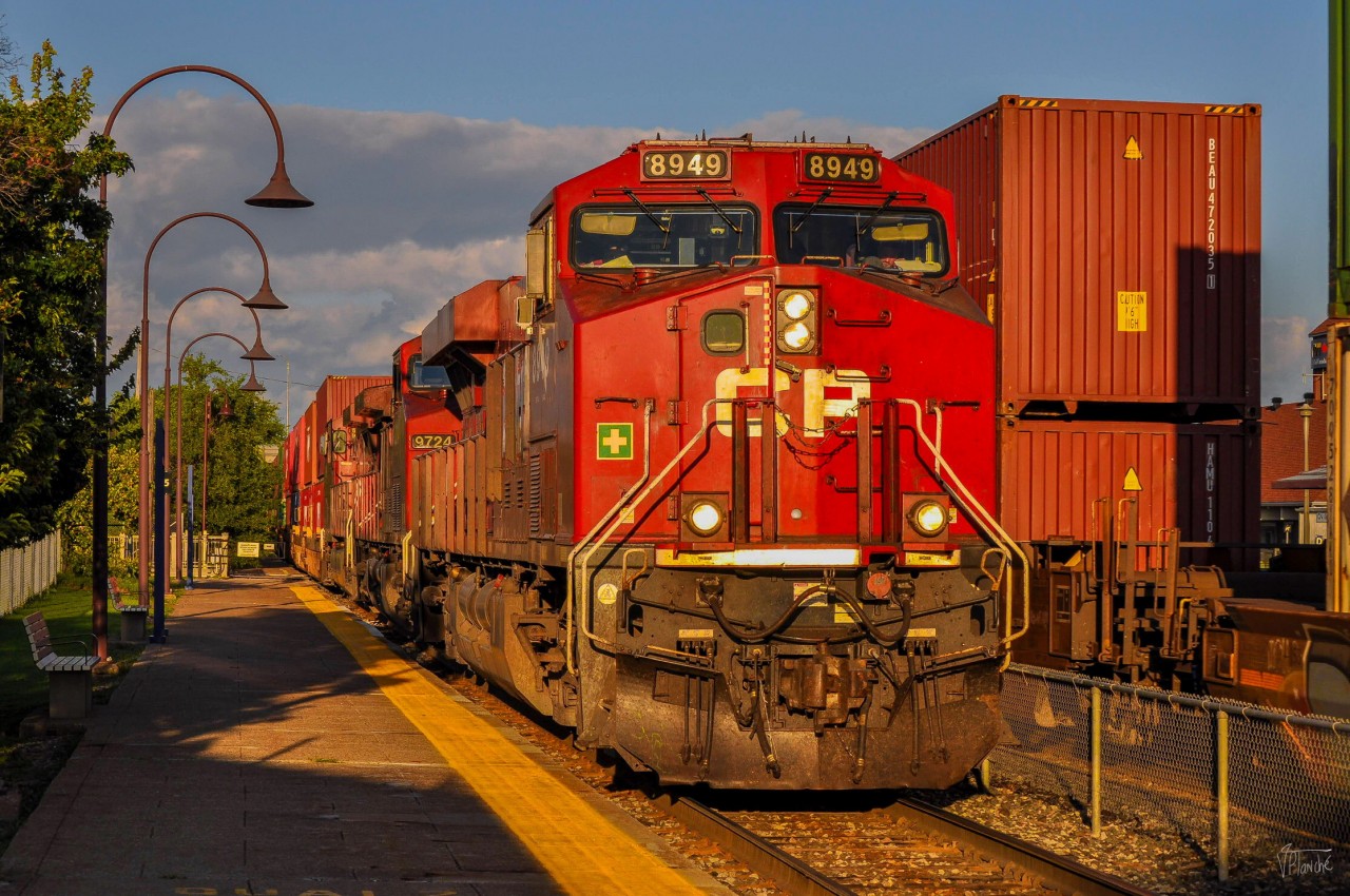 On August 11, 2023, the CPKC 119 leaves slightly late after having waited for the passage of the CPKC 132 that we see on the right, all under a beautiful sunset!
