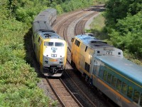 72 and 73 meet at Bayview with VIA 920 and VIA 904 leading their respective trains