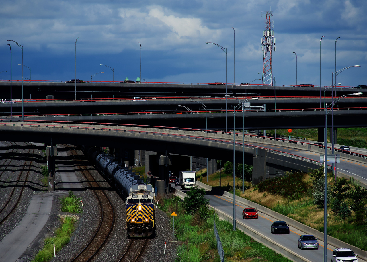 Ex-CREX CN 3958 leads a late CN 305 out of the Turcot Interchange.