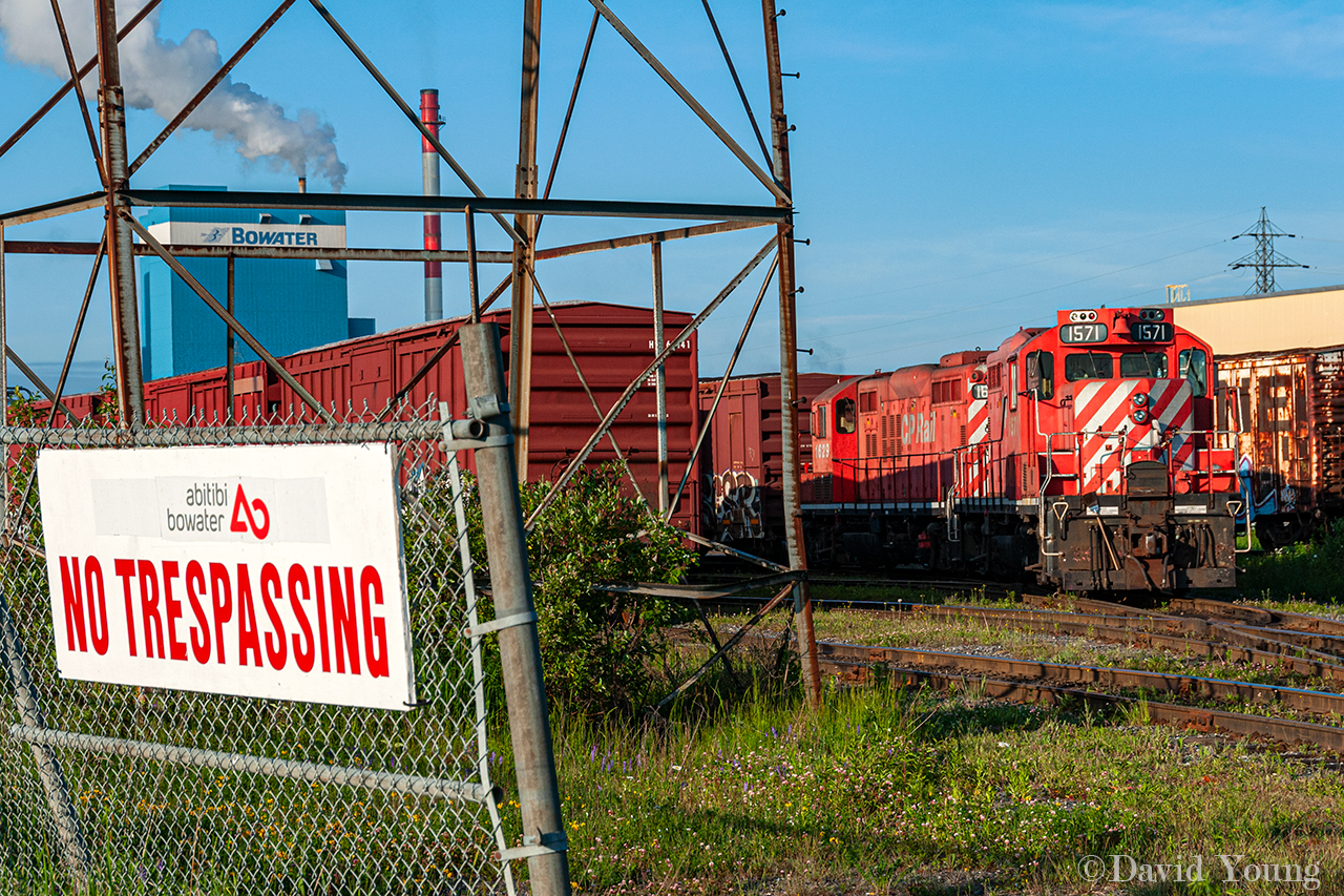 The midnight Bowater job is tied down in "East Yard" at the Abitibi-Bowater paper mill. A late night servicing the paper and kraft sheds plus perhaps some congestion in Westfort has led the midnight job to tie down at the mill and taxi back to the Westfort shack to tie up. Days will have their hands full as they will have to run in midnights pull to the yard before beginning to deal with their daily chores of switching the paper shed, Erco Worldwide (chemical plant) and the Kraft shed. Power was the familiar GP9u combo 1571-1629.