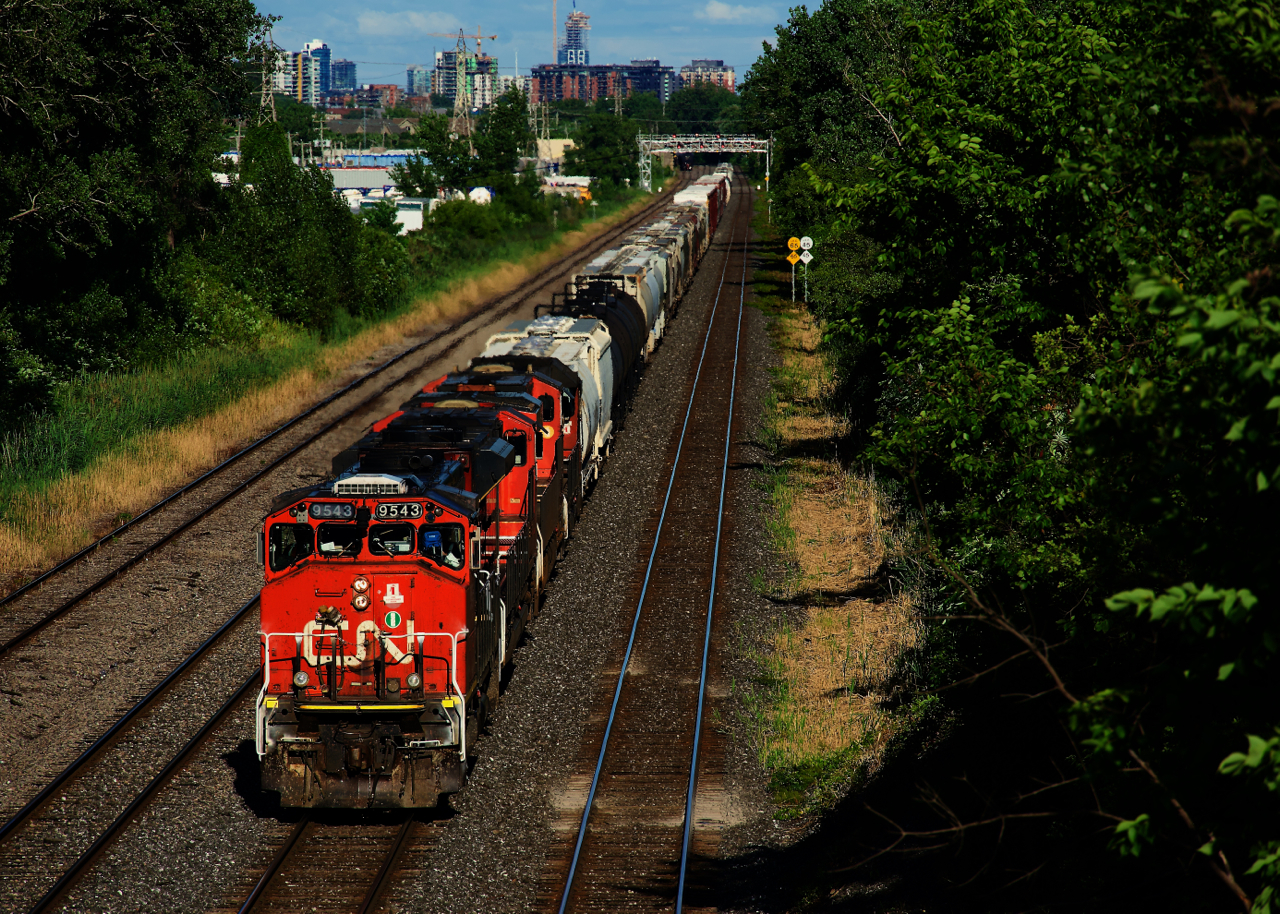 CN 527 is approaching Taschereau Yard with CN 9543 leading three more units.