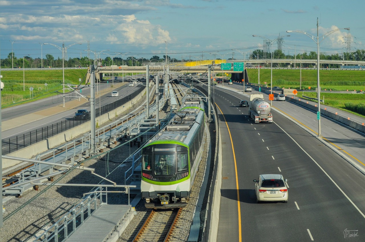 During the first day of the REM, here is one that has just left the Du Quartier station towards Brossard, the terminus.