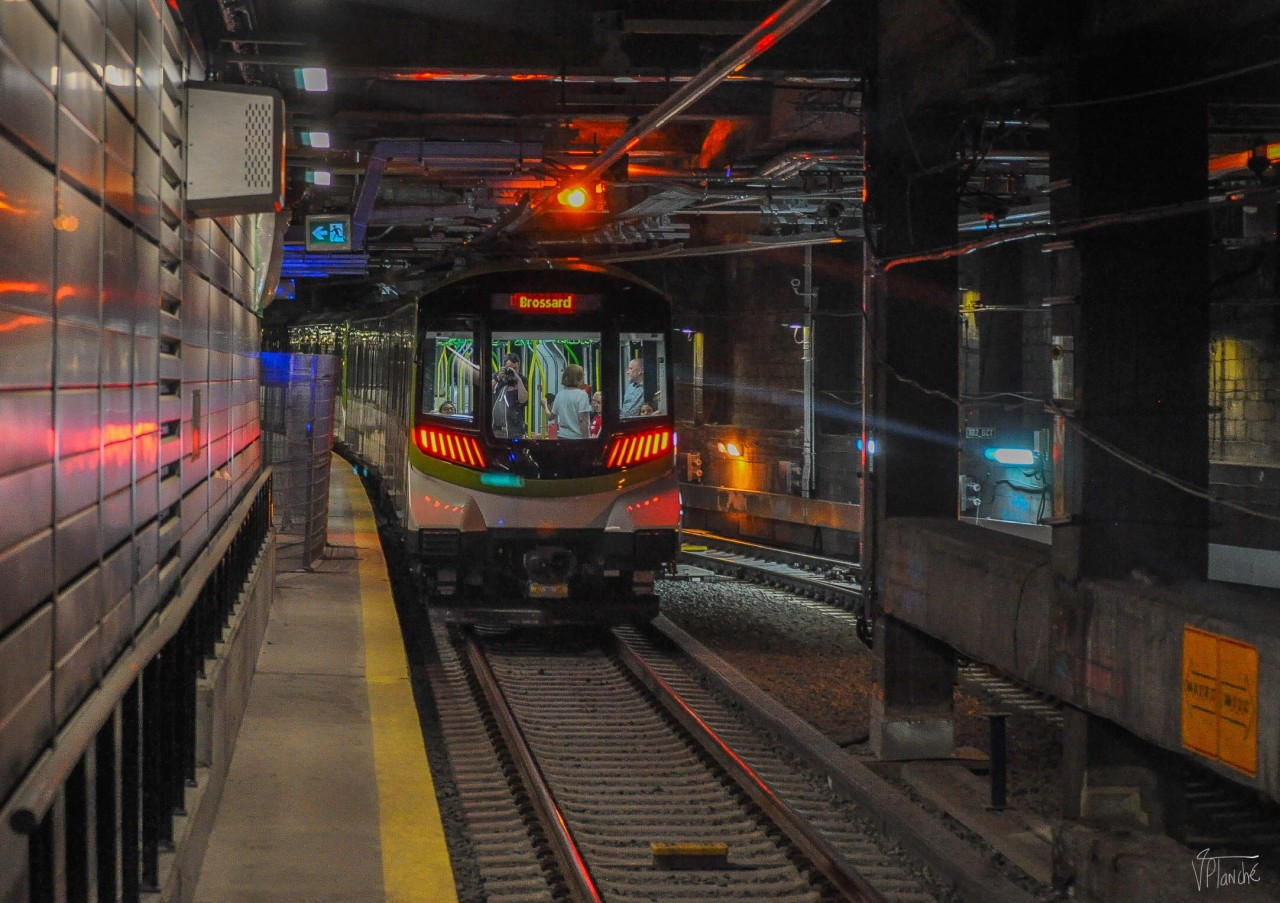 A REM train has just left Central Station to head for Brossard. Before the arrival of the REM, the tracks were reserved for commuter trains on the EXO Deux-Montagnes line.