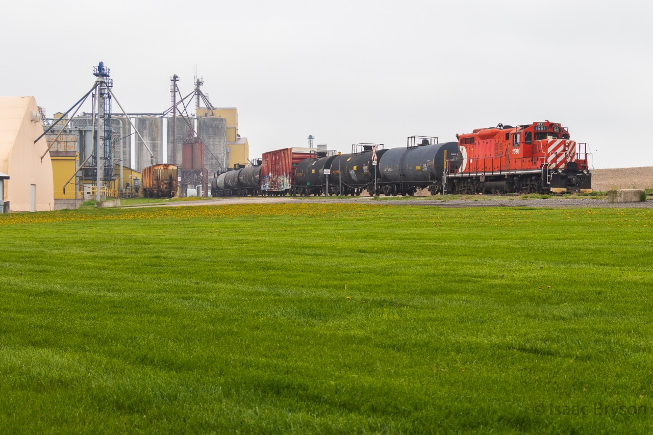 OSR 1591 is assigned to the St. Thomas job solo as they round the bend at Putnam. OSR 1591 is slowing down to work the industries there before continuing west to St. Thomas.