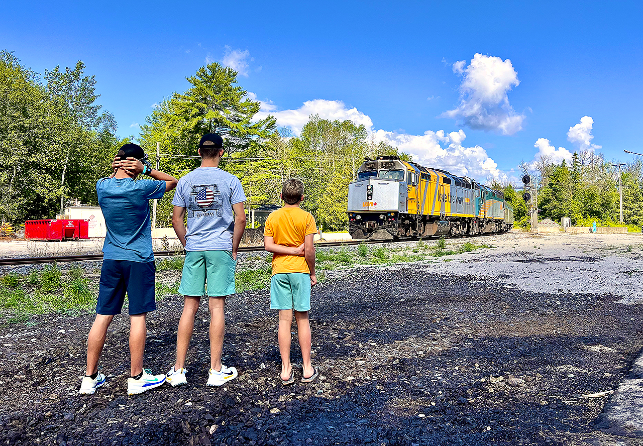 Another one for the time machine: 3 brothers look on as VIA #2 arrives in Washago to make one final stop, before arriving in Toronto.  To see the same boys and location 5 years earlier: http://www.railpictures.ca/?attachment_id=34160