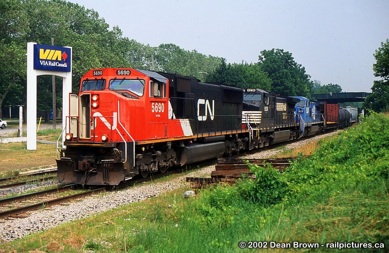 Captured: 334 with CN SD75I 5690, NS C40-9W 9236, and PRR C40-8W 8383 at Mile 11.8 (St. Catharines) on the CN Grimsby Sub at 15:30 on July 7/2002.