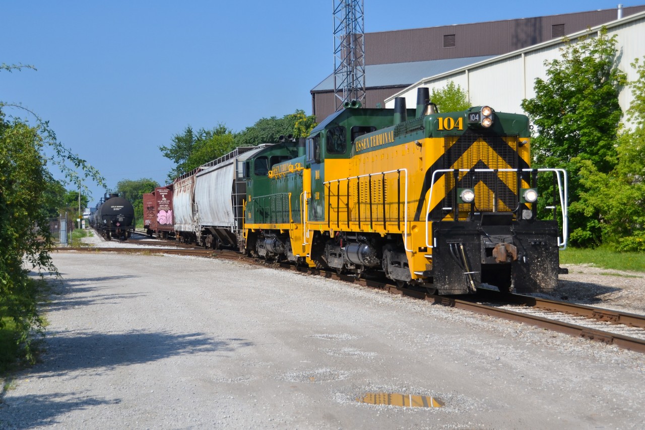 The Essex Terminal 1600 job switches Windsor's north end with both of the ETR's sharp looking heritage units for power. The 104 is the more recent of the two, wearing paint designed as a cross between ETR's original green and later black chevron liveries.