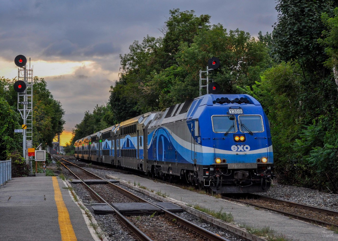 On September 18, EXO 818 bound for Mont-Saint-Hilaire enters Saint-Lambert station, the first stop on the line.