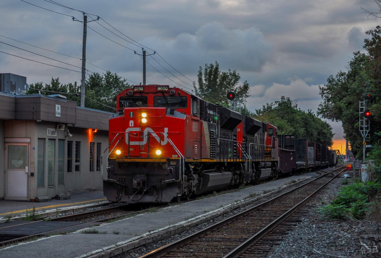 On September 18, I went to Saint-Lambert station, the first stop for VIA Rail trains to Quebec and Amtrak to New York. Around 18, the CN 400 came through with a duo of SD70M-2s.