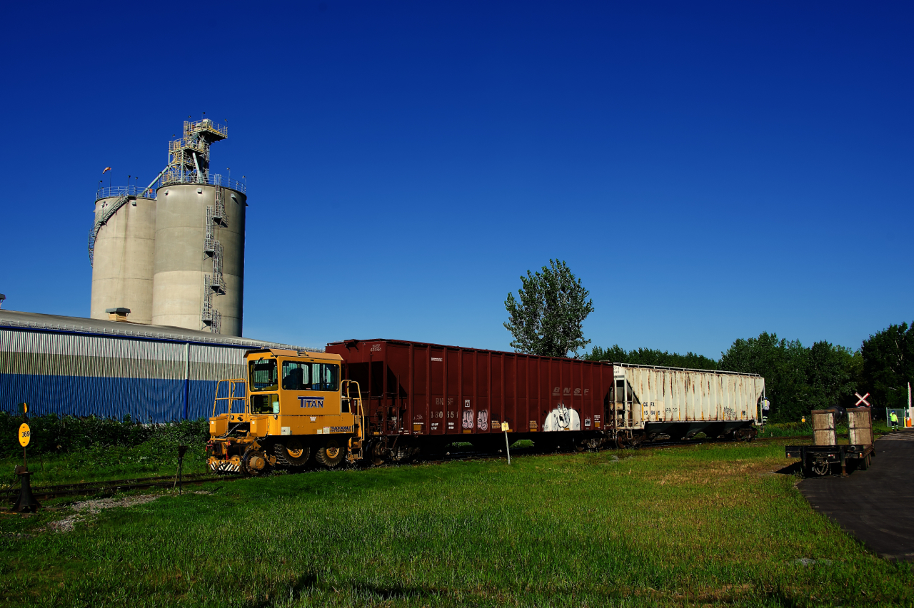 A Trackmobile switches two cars at the KRONOS Canada plant. It is served by CN via a spur off of the Sorel Sub.