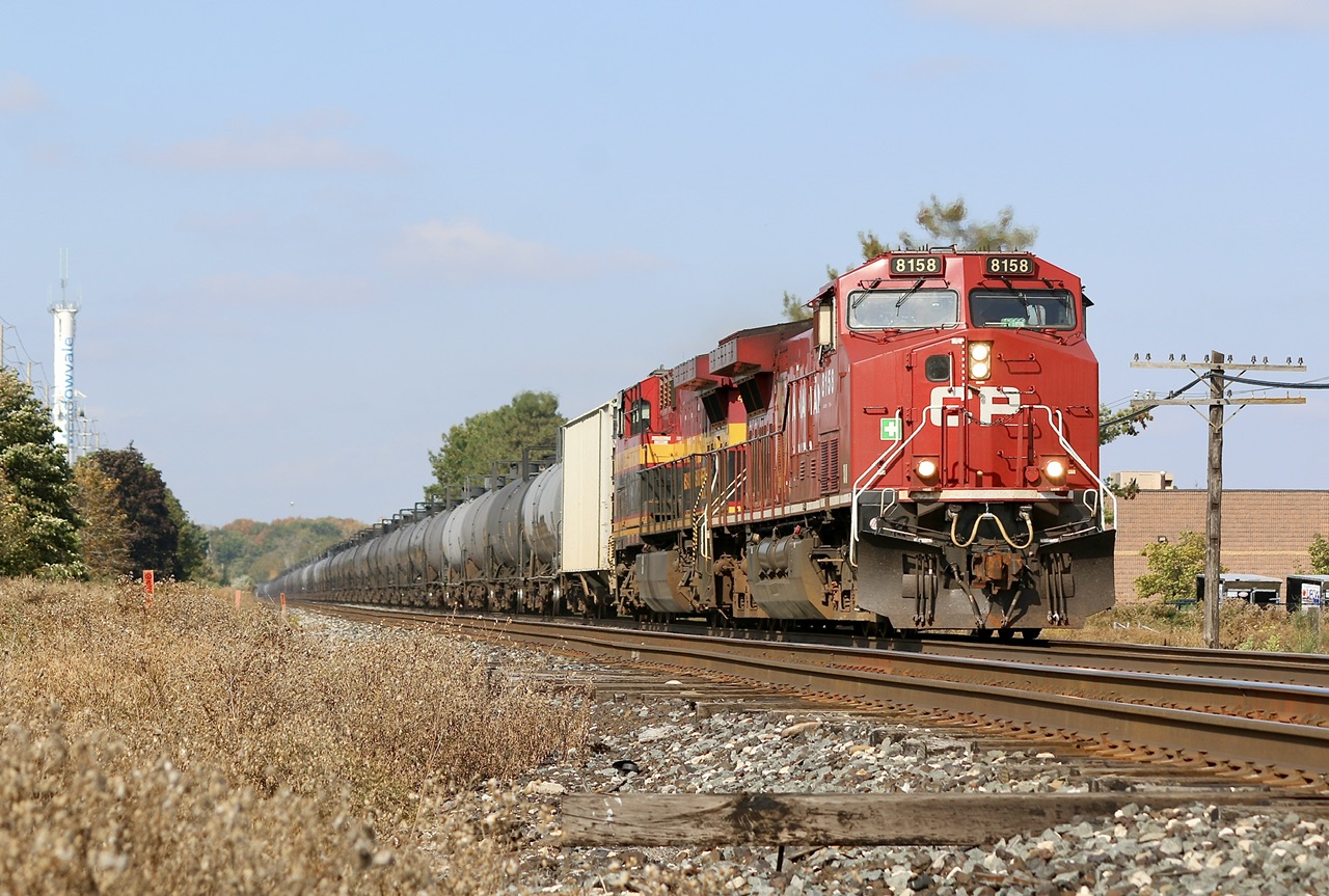 CP 528 with a clean CP / KCS combo heads eastbound at Meadowvale past the disconnect bad order track connection. The old Meadowvale water tower can be seen in the background. Several years ago it’s top was removed and it is now a cell tower.